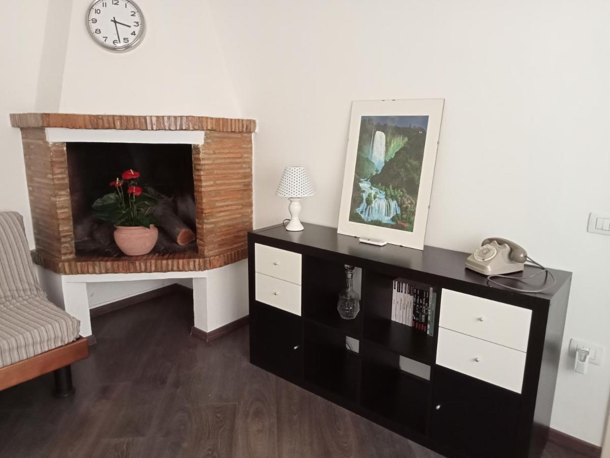 Casa Sofia - Appartamento Con Parcheggio Riservato แตร์นี ภายนอก รูปภาพ